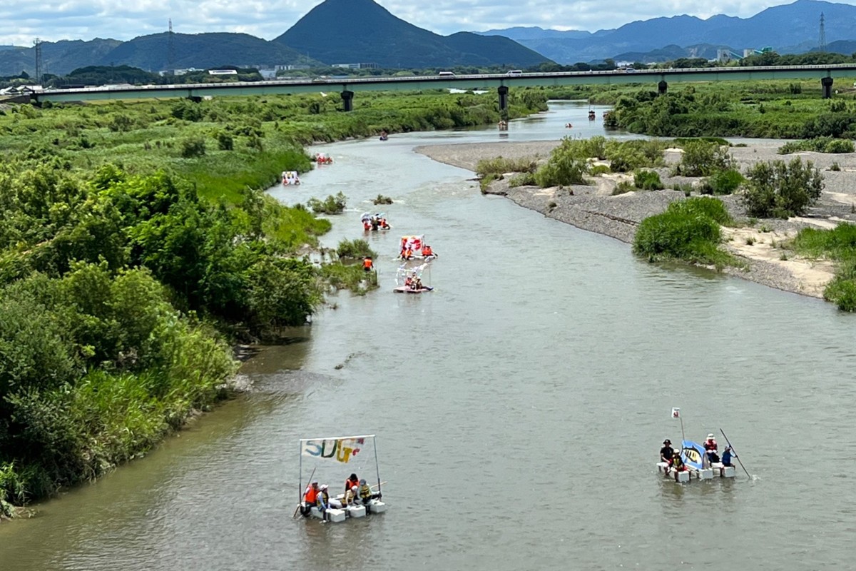 オリジナルいかだで野洲川をくだる