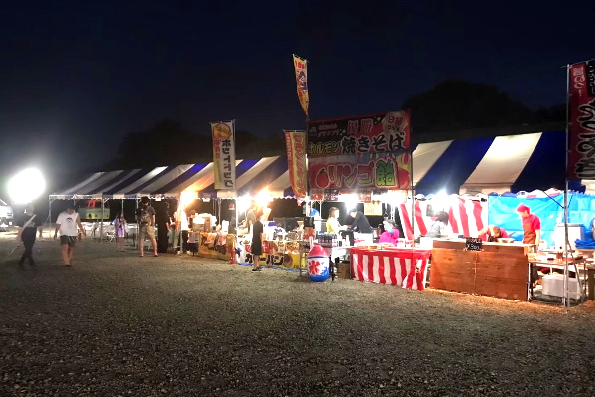 露店や出し物で楽しめる